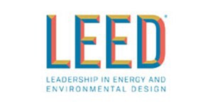 Das offizielle LEED-Zertifizierungslogo mit dem Schriftzug „Leadership in Energy and Environmental Design“ in blauer Schrift auf weißem Hintergrund.