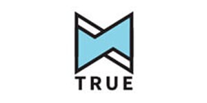 TRUE-Logo mit einem geometrischen, abstrakten M in Hellblau und schwarzen Linien auf weißem Hintergrund.